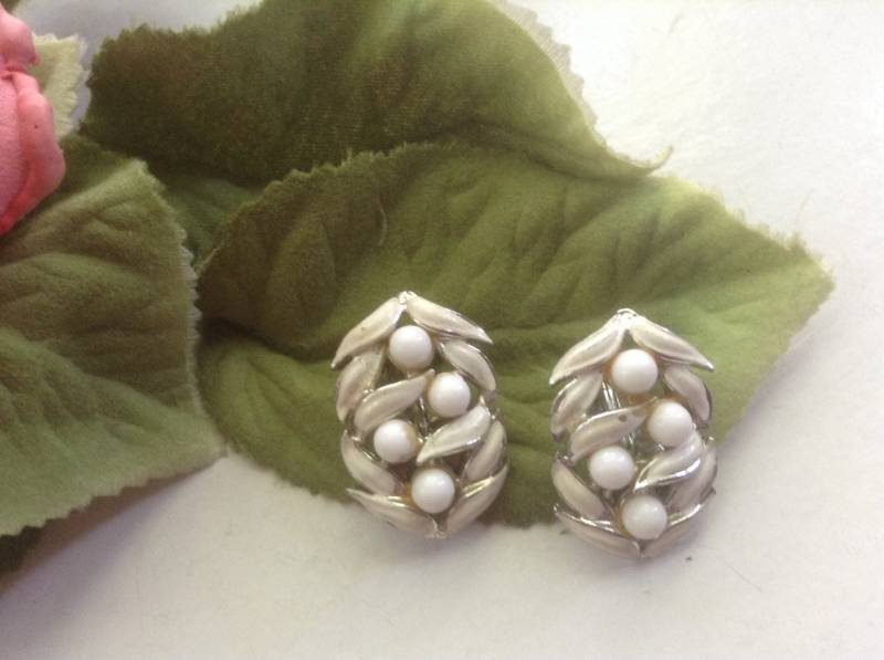 Charel Vintage Ohrringe Emaille Blätter Mit Faux-Perlen Clipon Perlmutt-Kupfer Weiß Silberfarben 50Er Jahre Blumenschmuck von EstatementTreasures