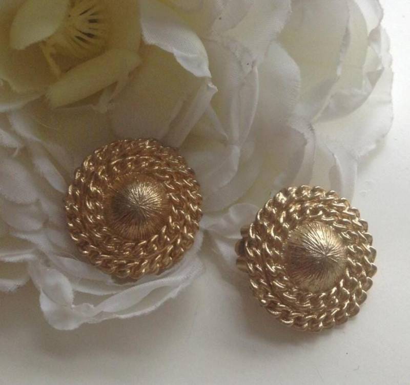 Coro Runde Ohrringe Clip-Ons 60Er Jahre Knopf Schild Klassisch Texturiert Gewölbt Goldton Brautschmuck Valentinstag Muttergeschenk von EstatementTreasures