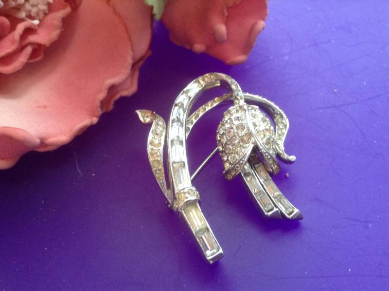 Coro Strass Anstecknadel Tulpe Rhodium Blume Sammler Vintage 1950 Brosche Diamanté Baguette Funkelndes Geschenk Schillernd Selten Signiert Feminin von EstatementTreasures