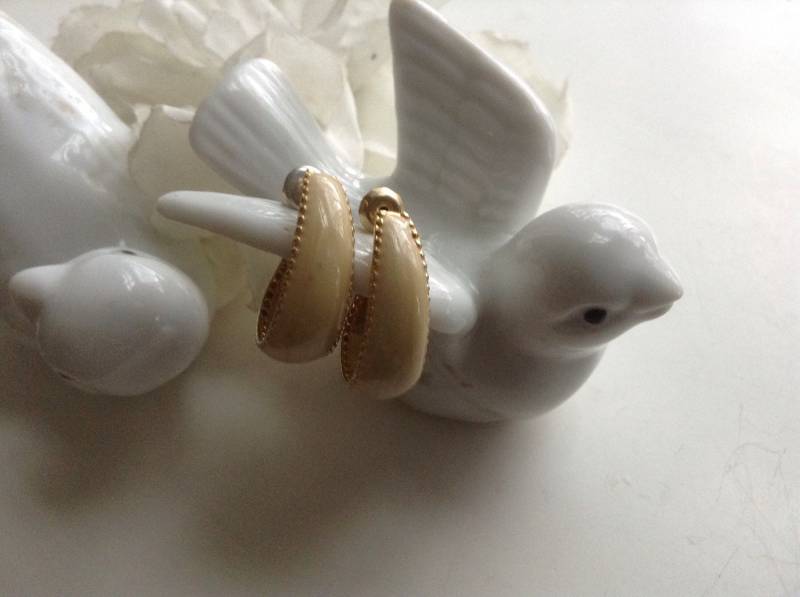 Creme Emaille Hoop Ohrringe Durchbohrt Half-Creolen Vintage 80Er Jahre Mutter Lehrer Geschenk Alltag Creme Emaille Hoop Ohrringe Durchbohrt Half-Creolen Vintage 80Er Jahre Mutter Lehrer Geschenk Alltag von EstatementTreasures