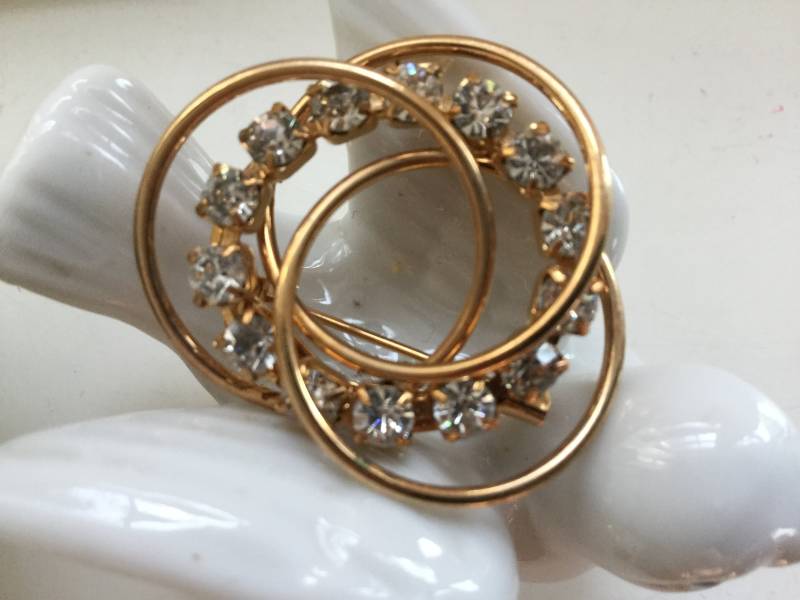 Dreifach Strass Kreis Pin Brosche Gold-Ton Braut Accessoire Vintage Hochzeit Infinity 60Er Jahre Urlaub Muttertag Brautjungfer Formelles Geschenk von EstatementTreasures