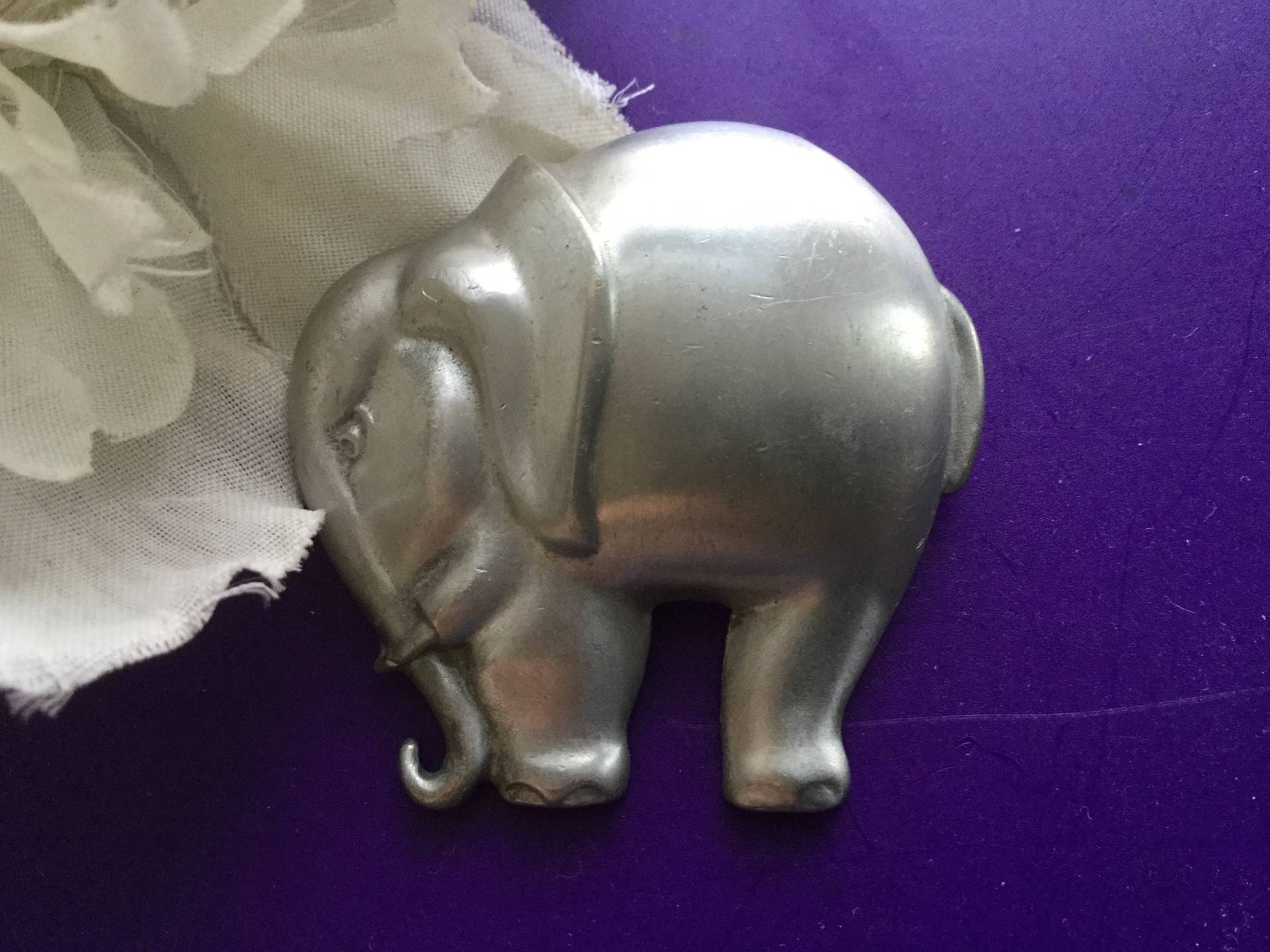 Elefant Anhänger Pin Brosche Gebürstet Silber-Ton Safari Vintage Zirkus Lucky Rüssel Tusk Zoo Figural Tier Gop Geschenk von EstatementTreasures