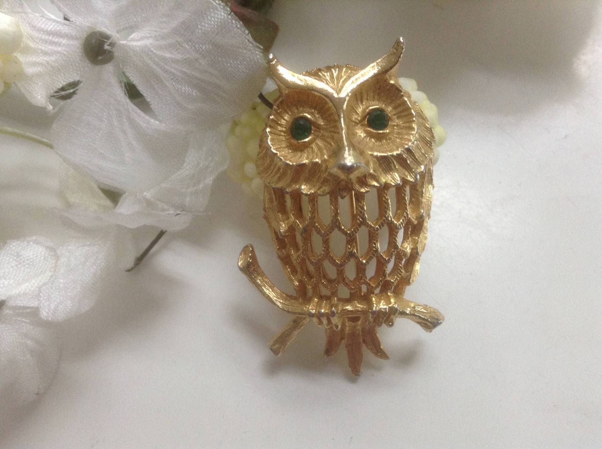 Eule Auf Ast Pin Brosche Grün Strass Augen Weisheit Figural Open Work Gold Tone Waldtier von EstatementTreasures