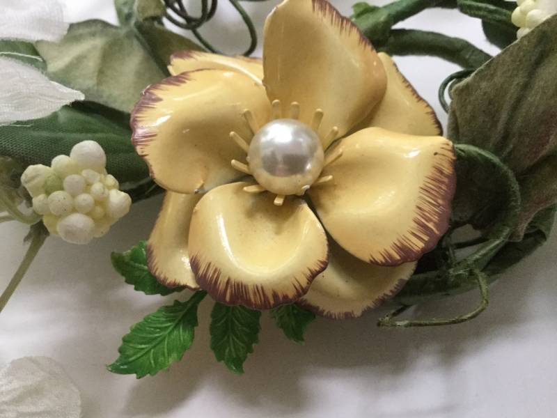 "Gelbe Blumen Emaille Brosche "Flower Power" Kunstperle Blätter Sommer 60Er Jahre Floral Dimensional Garten Braut Brautstrauß Muttertagsgeschenk." von EstatementTreasures