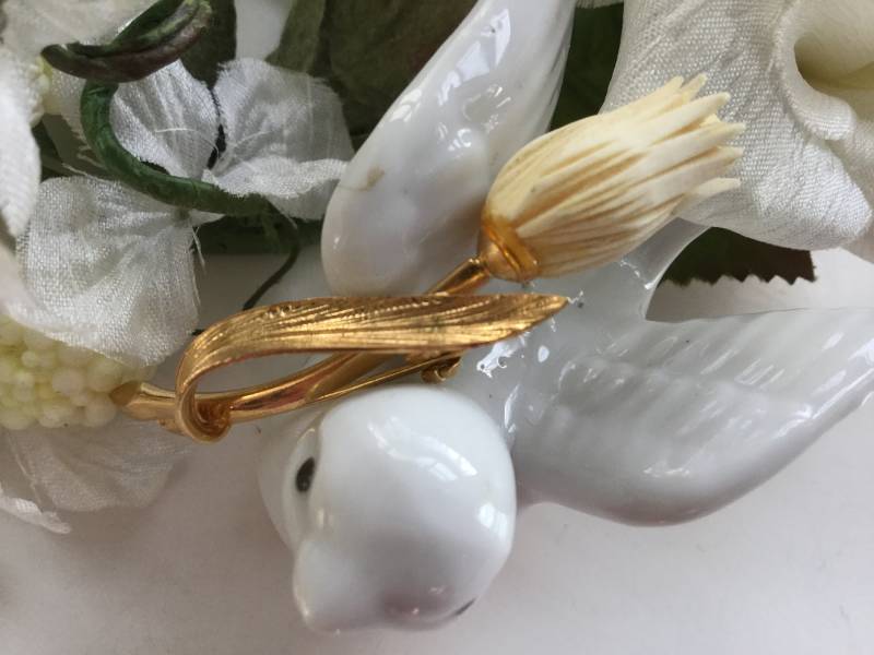 Geschnitzte Tulpen Brosche Anstecknadel Elfenbein Kunstharz Blume 50Er Jahre Sammlerstück Vintage Brautstrauß Hochzeit Kommunion Ostern Mutter von EstatementTreasures