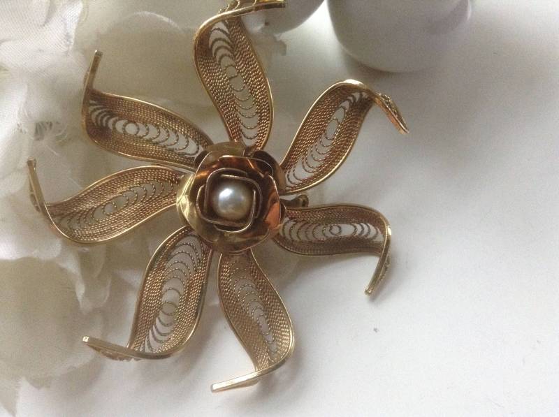 Gesponnene Gold Blumen Brosche Pin Faux Perle Kostüm Filigrane Vintage Hochzeit Brautstrauß Natur Garten Mutter Geschenk von EstatementTreasures