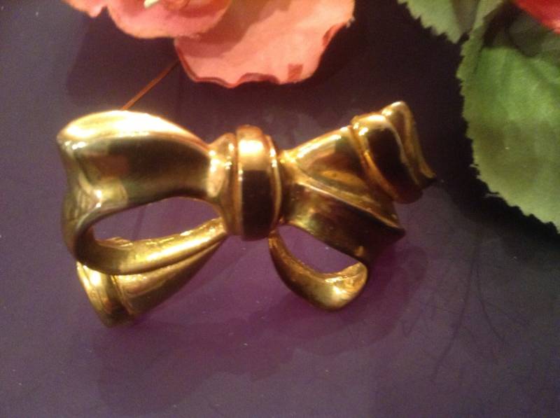 Gold Bow Brosche Vintage Ribbon Pin Retro Design Klassisch Geschenk Schmuck Liebe Festlich Urlaub Lehrerin Frau Mädchen Gold Bow Brosche Vintage Ribbon Pin Retro Design Klassisch Geschenk Schmuck Liebe Festlich Urlaub Lehrerin Frau Mädchen von EstatementTreasures
