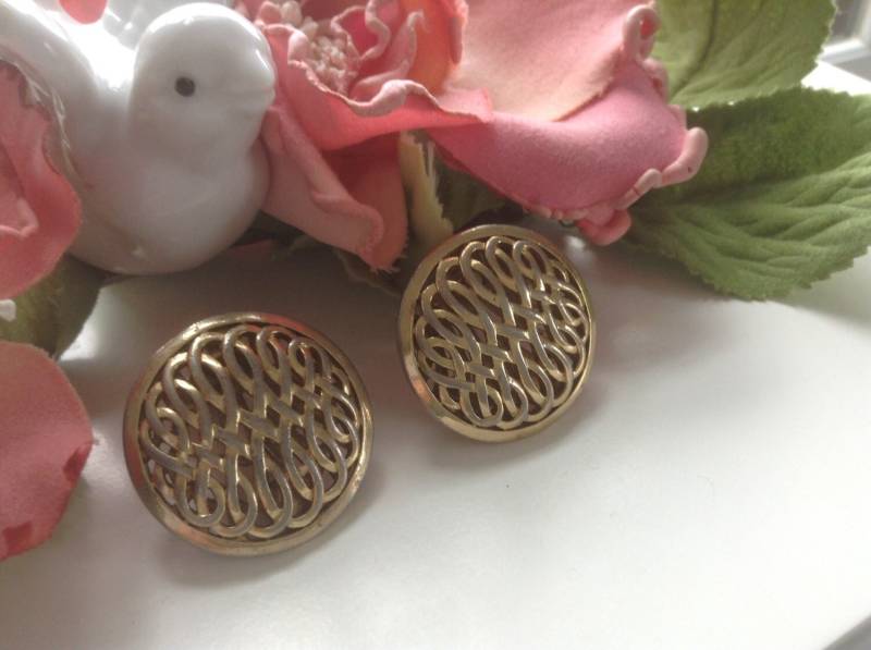 Krone Trifari Durchbruchmuster Pat. Anhänger. Clip-Ons Knopf Chunky Infinity Goldfarbe Rund Groß Sammler Klassisch Frau Muttertaggift von EstatementTreasures