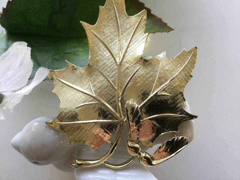 Lisner Maple Leaf Pin Brosche Seed Pod Texturierte Hochzeit Im Herbst Gold Ton Lehrer Hostess Geschenk Botanik Bouquet Mantel Schal von EstatementTreasures