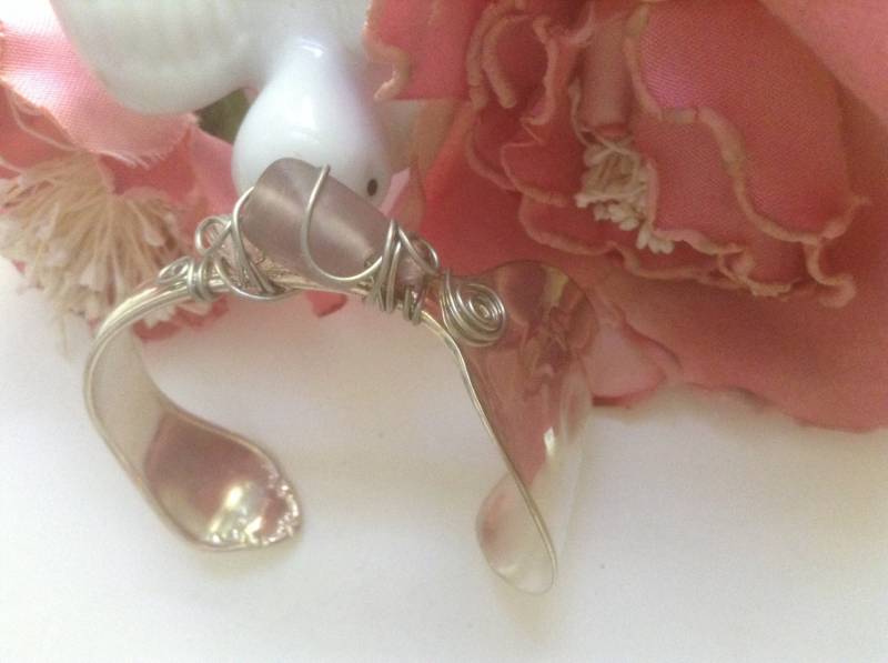 Löffel Armband Silber Platte Co. Armreif Manschette Hand Gefertigt Rosa Milchglas Geschenk Retro Kunsthandwerk Abschluss Abschlussball von EstatementTreasures