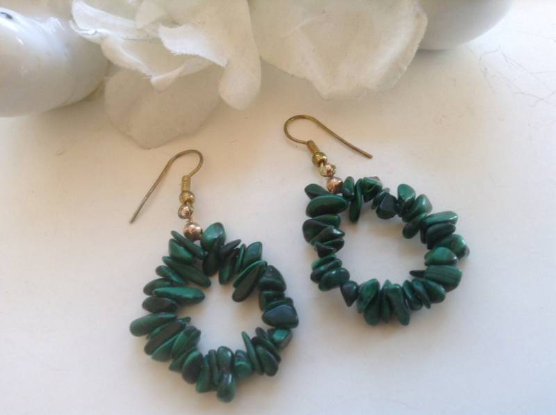 Malachit Hoop Ohrringe Durchbohrt Chips Handgemacht Aritsan Grün Stein Edelstein Vintage Boho Geschenk Saint Patrick von EstatementTreasures