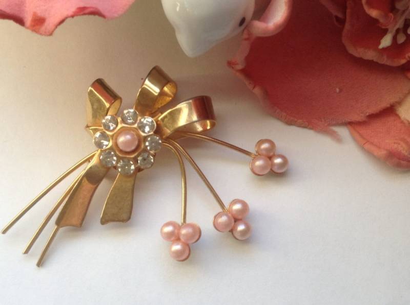 Perlen Band Spray Brosche Pin Strass Faux Pink Gold Bogen Geschenk Festlicher Brautschleier Mutter Hochzeitsstrauß Blumen Braut Liebe von EstatementTreasures