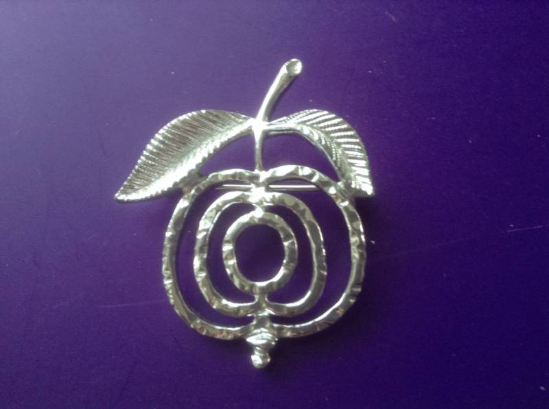 Sarah Coventry Apfel Pin/Brosche Neu Lehrer Wertschätzung 80Er Jahre Silberton Moderne Obst Klassisch Figur Hängende Kirsche Geschenk Urlaub Frauen von EstatementTreasures