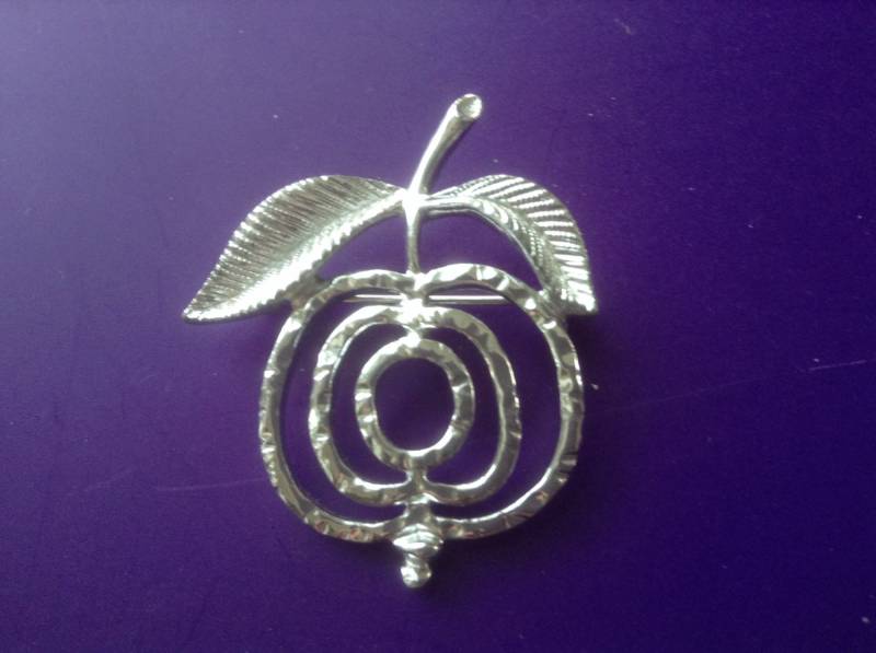 Sarah Coventry Apfel Pin/Brosche Neu Lehrer Wertschätzung 80Er Jahre Silberton Moderne Obst Klassisch Figur Hängende Kirsche Geschenk Urlaub Frauen Sarah Coventry Apfel Pin/Brosche Neu Lehrer Wertschätzung 80Er Jahre Silberton Moderne Obst Klassisch Figur Hängende Kirsche Geschenk Urlaub Frauen von EstatementTreasures