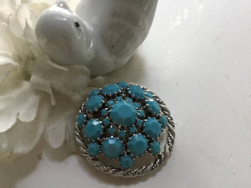 Vintage Acryl Türkis Pin Anhänger Brosche Blau Brautstrauß Blumen Rund Abgestuft "Something Blue" Geschenk Braut Muttertag von EstatementTreasures