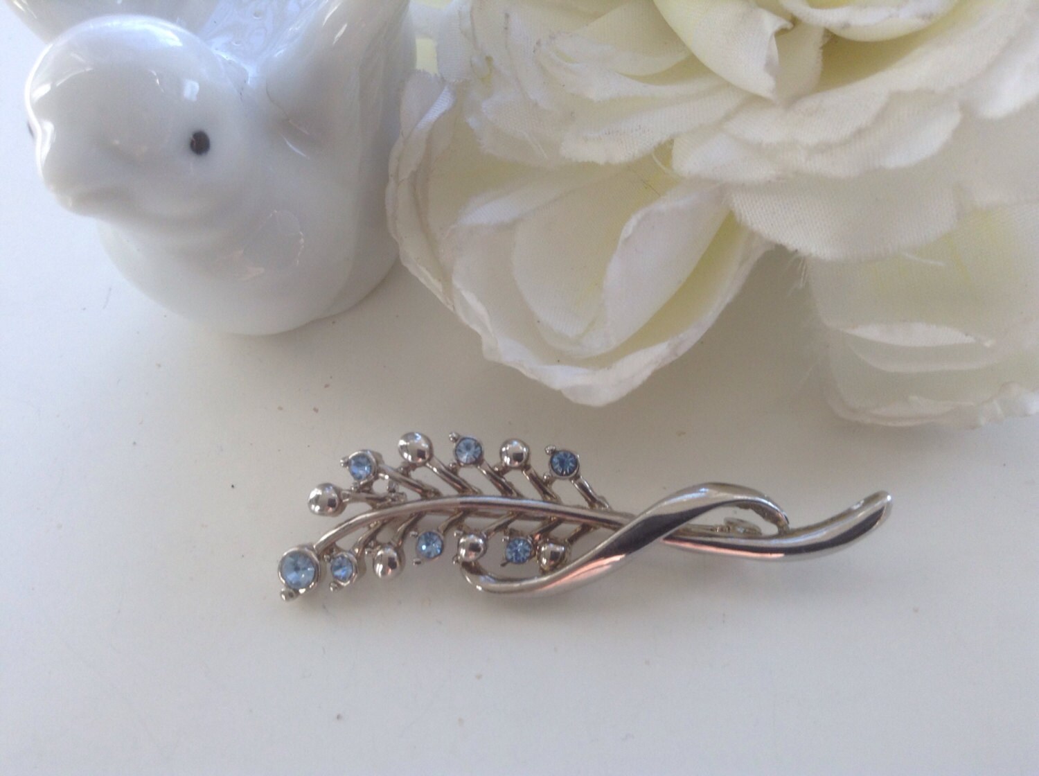 Vintage Blau Blumen Strass Brosche "Something Blue" Brautstrauß Accessoire Schleier Brautjungfer Ring Kissen Dekor Abschlussball Mutter Geschenk." Vintage Blau Blumen Strass Brosche "Something Blue" Brautstrauß Accessoire Schleier Brautjungfer Ring Kissen Dekor Abschlussball Mutter Geschenk." von EstatementTreasures