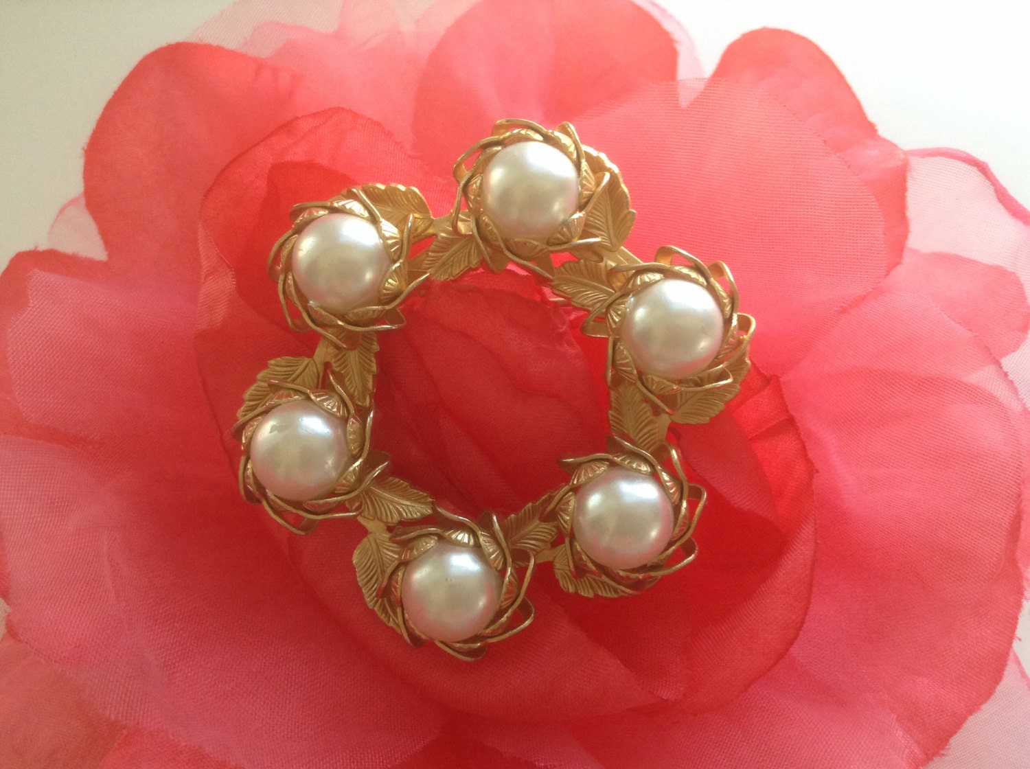 Vintage Brosche Kreis Pin/Brosche Kranz Goldfarben Blätter 80Er Jahre Muttertag Ostern Braut Hochzeit Blumenschmuck Geschenk von EstatementTreasures