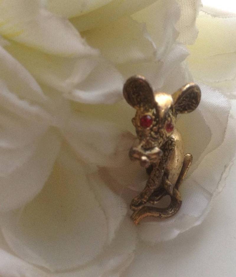 Vintage Maus Pin Brosche Strasssteinaugen Texturiert Goldton Skurril Lehrer Revers Kragen Ländlich Figural Tier Geschenk Wald 80Er Jahre von EstatementTreasures