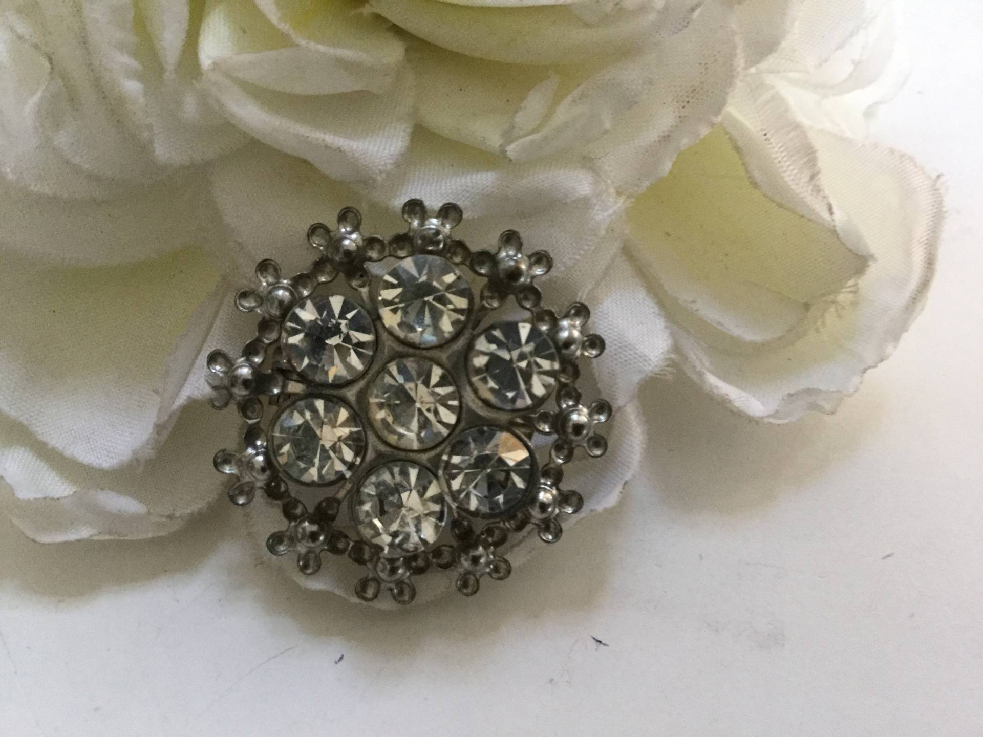 Vintage Strass Kreis Pin Brosche 40Er Jahre Topf Metall Floral Schmuck Brautschleier Ring Kissen Muttertag Geburtstag Jahrestag G Vintage Strass Kreis Pin Brosche 40Er Jahre Topf Metall Floral Schmuck Brautschleier Ring Kissen Muttertag Geburtstag Jahrestag G von EstatementTreasures