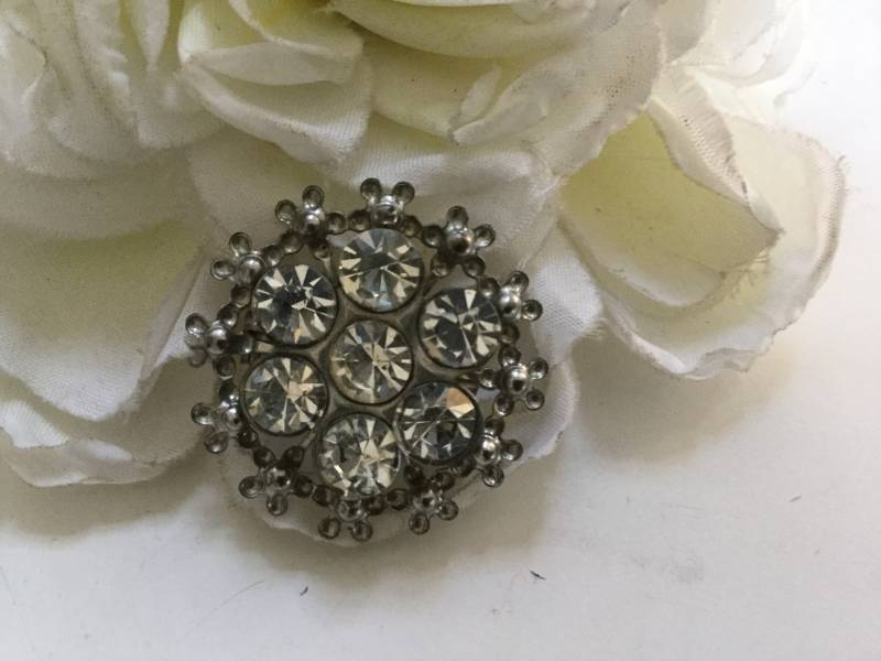 Vintage Strass Kreis Pin Brosche 40Er Jahre Topf Metall Floral Schmuck Brautschleier Ring Kissen Muttertag Geburtstag Jahrestag G Vintage Strass Kreis Pin Brosche 40Er Jahre Topf Metall Floral Schmuck Brautschleier Ring Kissen Muttertag Geburtstag Jahrestag G von EstatementTreasures