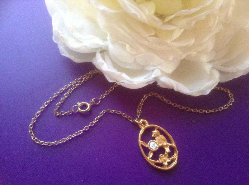 Vogel Anhänger Halskette 80Er Jahre 18"Kette Strass Zweig Oval Filigrane Blumen Garten Beobachten Natur Kostüm Botanisch Muttertag Geschenk Vogel Anhänger Halskette 80Er Jahre 18"Kette Strass Zweig Oval Filigrane Blumen Garten Beobachten Natur Kostüm Botanisch Muttertag Geschenk von EstatementTreasures
