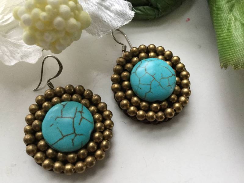 sterling Türkis Durchbohrte Ohrringe Perlen Gehäkelte Träger Runde Kunsthandwerk Baumeln Hand Made Southwest Handwerker Retro Boho Geschenk von EstatementTreasures