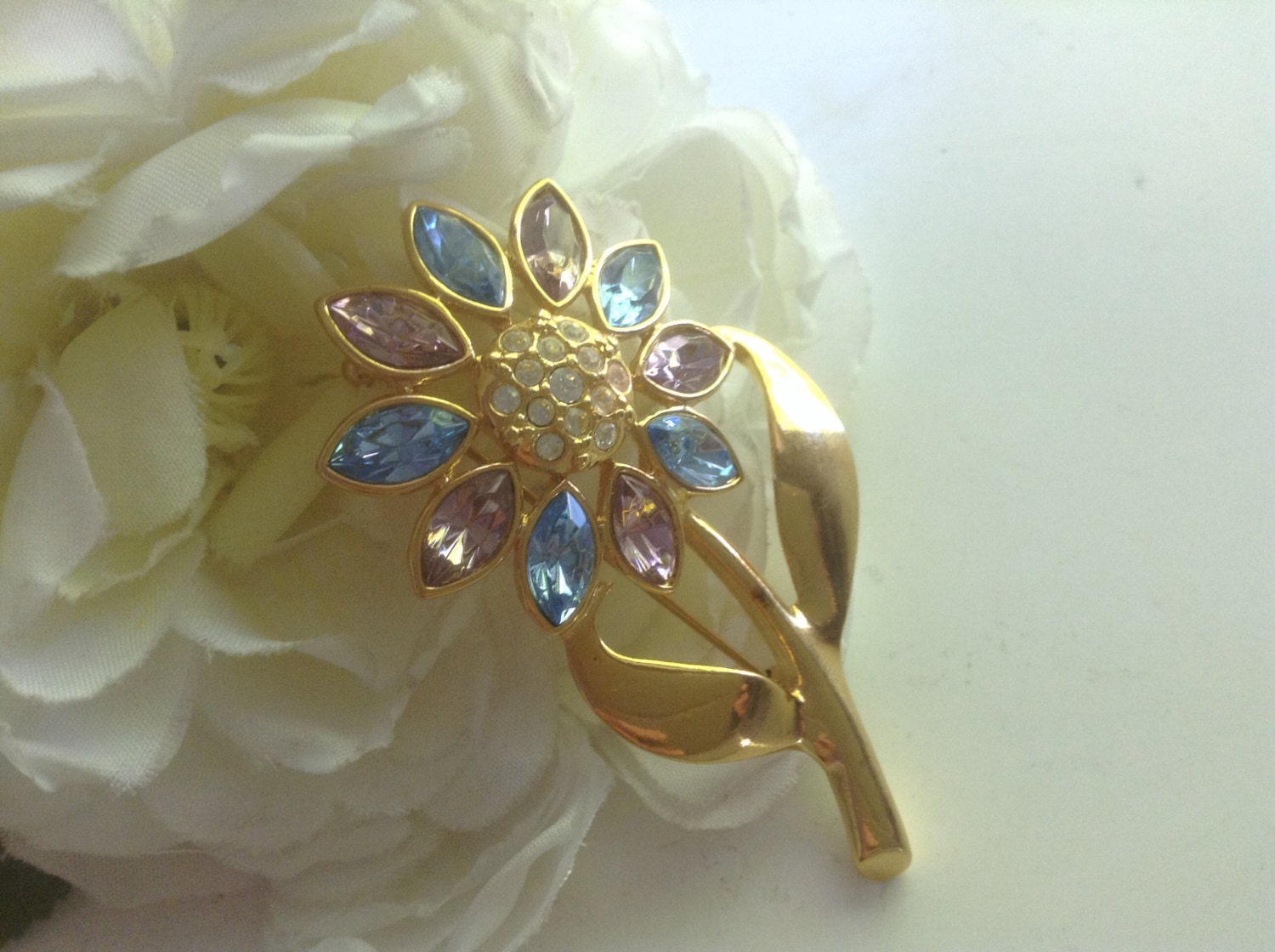 strass Blütenblatt Blumen Brosche Pin Blau Lila Amethyst Februar 80Er Jahre Gold Ton Moderne Kostüm Brautschmuck Hochzeit Blumenstrauß strass Blütenblatt Blumen Brosche Pin Blau Lila Amethyst Februar 80Er Jahre Gold Ton Moderne Kostüm Brautschmuck Hochzeit Blumenstrauß von EstatementTreasures