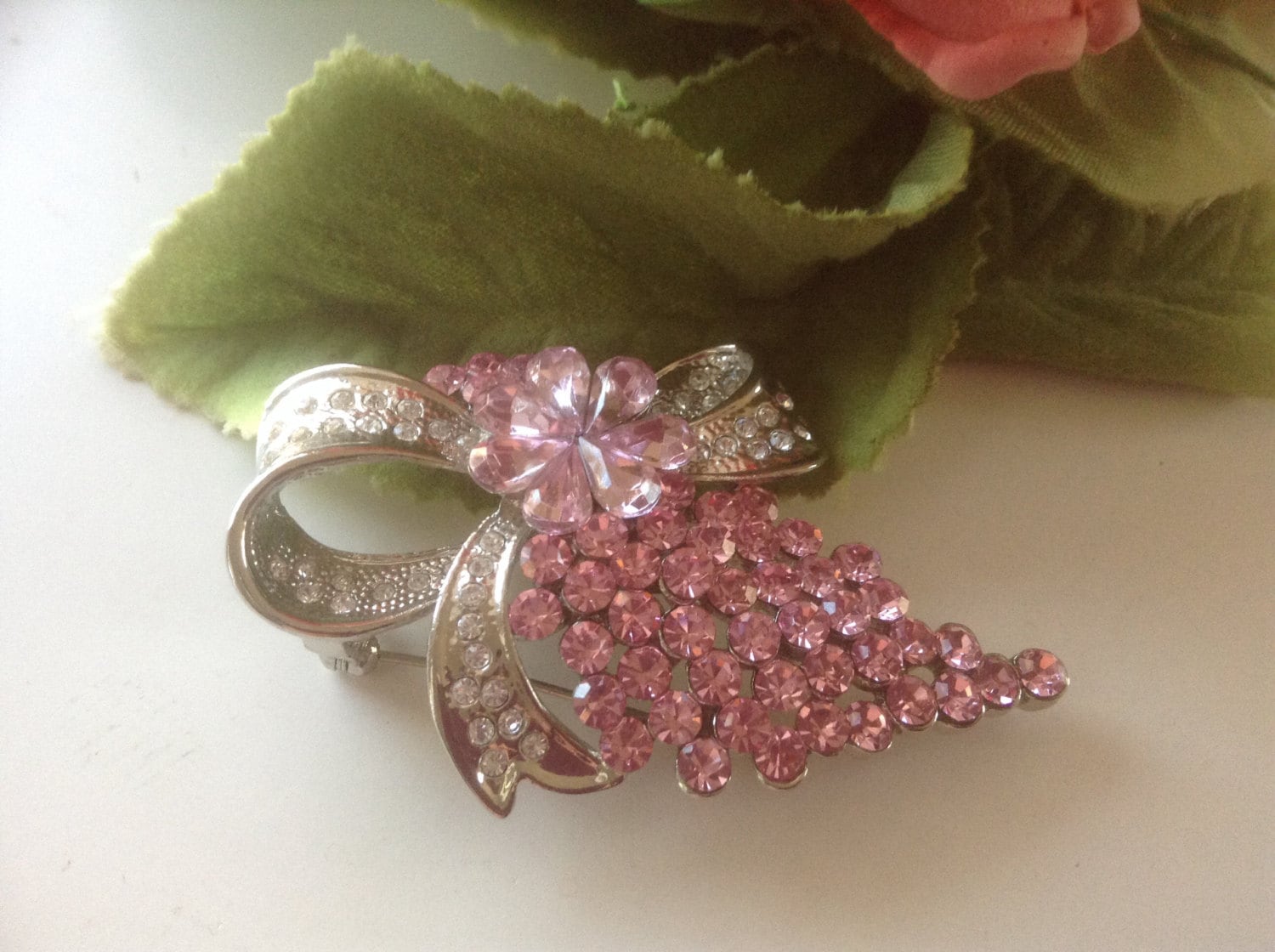 strass Schleife Blumen Brosche Pink Vintage Trauben Klassisch Geschenk Schmuck Festlich Hochzeit Bouquet Accessoire Braut strass Schleife Blumen Brosche Pink Vintage Trauben Klassisch Geschenk Schmuck Festlich Hochzeit Bouquet Accessoire Braut von EstatementTreasures