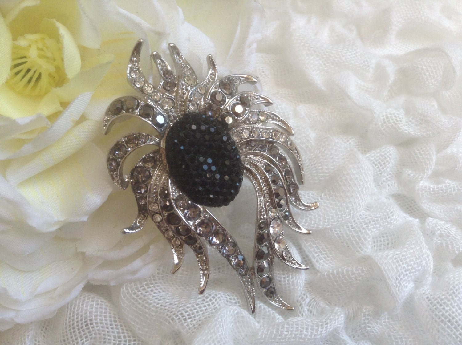 strass Sonnenblume Brosche Pin Silberfarben Modern Klar Smokey Schwarz Festliches Kostüm Formaler Brautschmuck Hochzeit Blumenstrauß Blumen strass Sonnenblume Brosche Pin Silberfarben Modern Klar Smokey Schwarz Festliches Kostüm Formaler Brautschmuck Hochzeit Blumenstrauß Blumen von EstatementTreasures