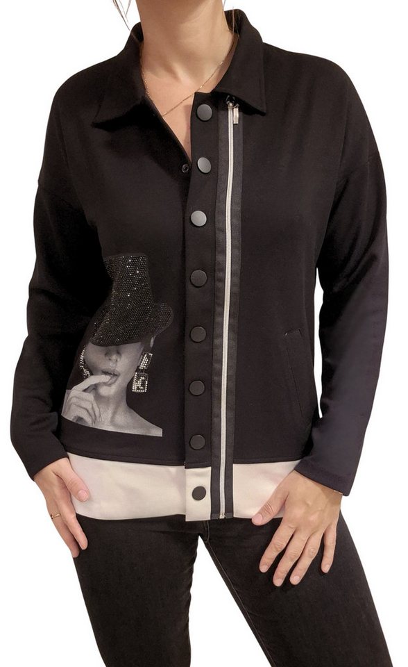 Estefania for woman Sweatjacke 193-9200, " Frau mit Zylinder " mit Strassbesatz Zierreißverschluss neben der Knopfleiste von Estefania for woman