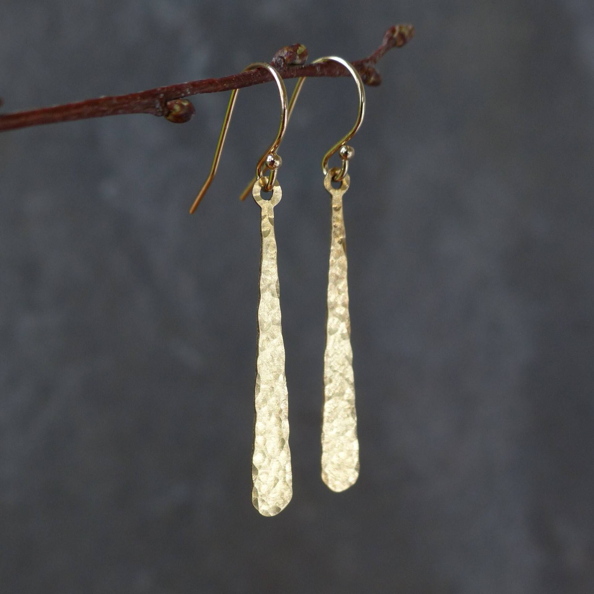 Gehämmerte Goldene Tropfen Ohrringe Zierlich, Schimmernd Und Leicht Mit 14K Gold Filled Haken Gehämmerte Goldene Tropfen Ohrringe Zierlich, Schimmernd Und Leicht Mit 14K Gold Filled Haken von EstherDobsonArt