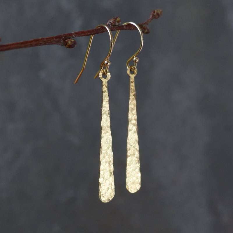 Gehämmerte Goldene Tropfen Ohrringe Zierlich, Schimmernd Und Leicht Mit 14K Gold Filled Haken von EstherDobsonArt