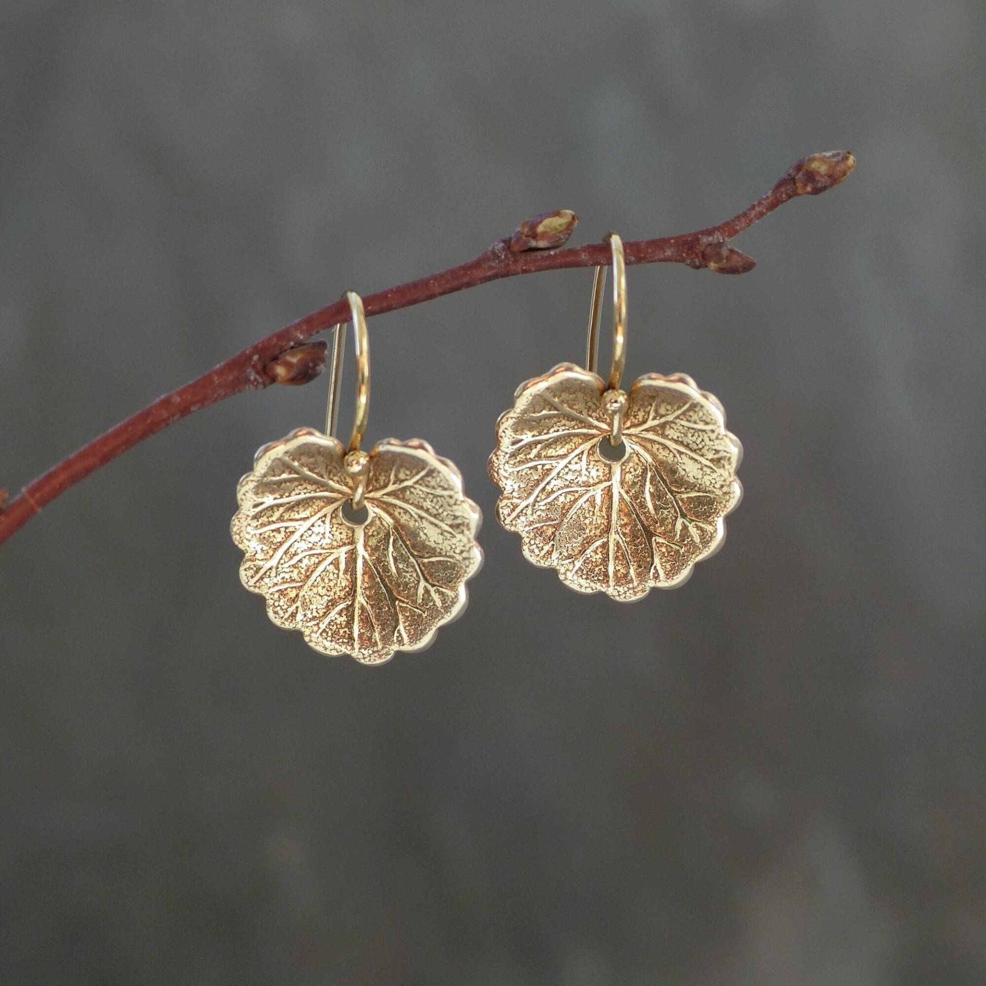 Winzige Violette Wald Blatt Ohrringe Mit 14K Gold Filled Haken Winzige Violette Wald Blatt Ohrringe Mit 14K Gold Filled Haken von EstherDobsonArt