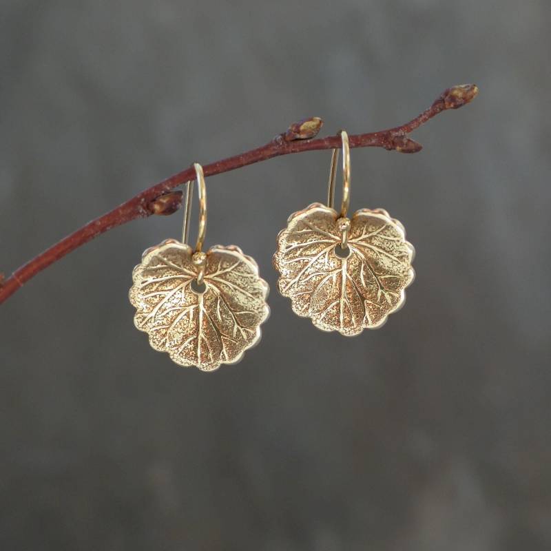 Winzige Violette Wald Blatt Ohrringe Mit 14K Gold Filled Haken von EstherDobsonArt