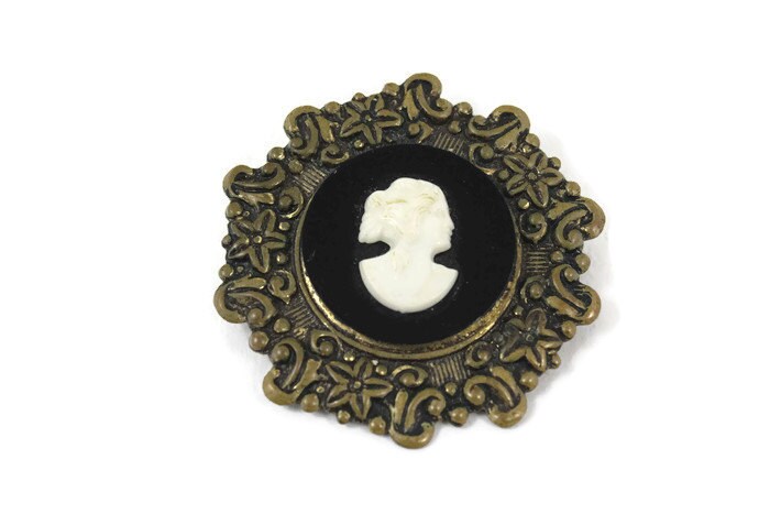 Edwardian Messing Brosche Mit Schwarzer Kreis Und Weiße Cameo - Antikschmuck Antike Cameo-Brosche 1910 Edwardian Messing Brosche Mit Schwarzer Kreis Und Weiße Cameo - Antikschmuck Antike Cameo-Brosche 1910 von EstherLous