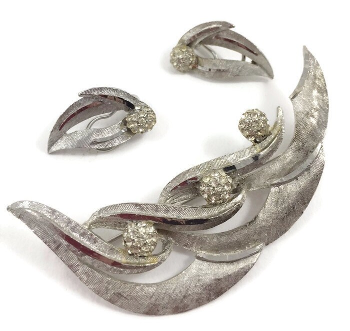 Jahrgang Bsk Silber Blatt Brosche/Pin Und Clip Auf Ohrringe Mit Strass - Gebürstetem Ton Cluster 50Er Jahre Schmuck Jahrgang Bsk Silber Blatt Brosche/Pin Und Clip Auf Ohrringe Mit Strass - Gebürstetem Ton Cluster 50Er Jahre Schmuck von EstherLous