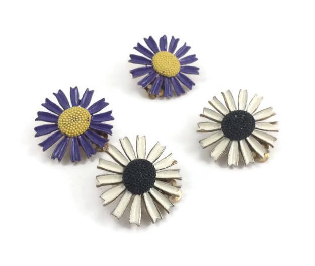 Zwei Paare Von Vintage Emaille Blumenclip Auf Ohrringe - Lila Daisy Schwarz Und Weiß Federschmuck Zwei Paare Von Vintage Emaille Blumenclip Auf Ohrringe - Lila Daisy Schwarz Und Weiß Federschmuck von EstherLous