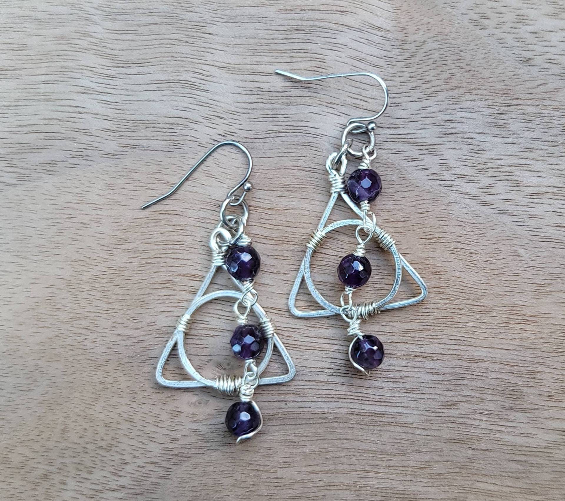 Dreiecksförmige Ohrringe| Runde Amethyst Edelstein Perlen Baumeln| Witzige Silber Ohrringe Mit Draht Gewickelt Und Gehämmert Von Hand Dreiecksförmige Ohrringe| Runde Amethyst Edelstein Perlen Baumeln| Witzige Silber Ohrringe Mit Draht Gewickelt Und Gehämmert Von Hand von EstherLunaJewelry