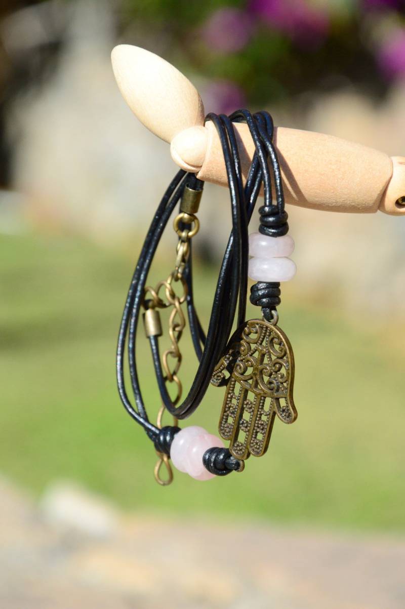 Boho Lederarmband Mit Hamsa Anhänger Und Natursteinperlen - Unisex Verstellbares Hippie Accessoire von Estibela