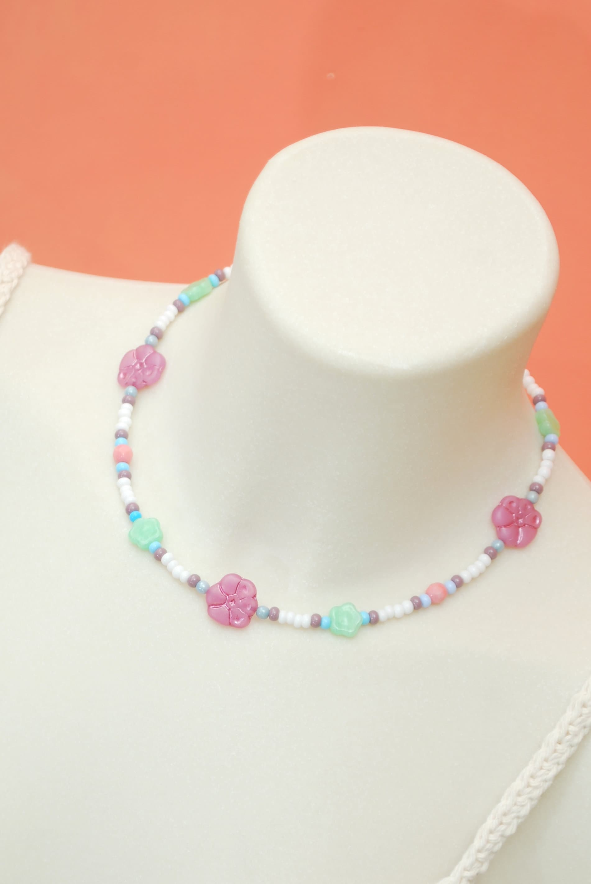 Helle Bunte Y2K Halskette, Gelb Grün Rote Blumen Trend Perlenkette, 39, 5 cm 15.5" von Estibela