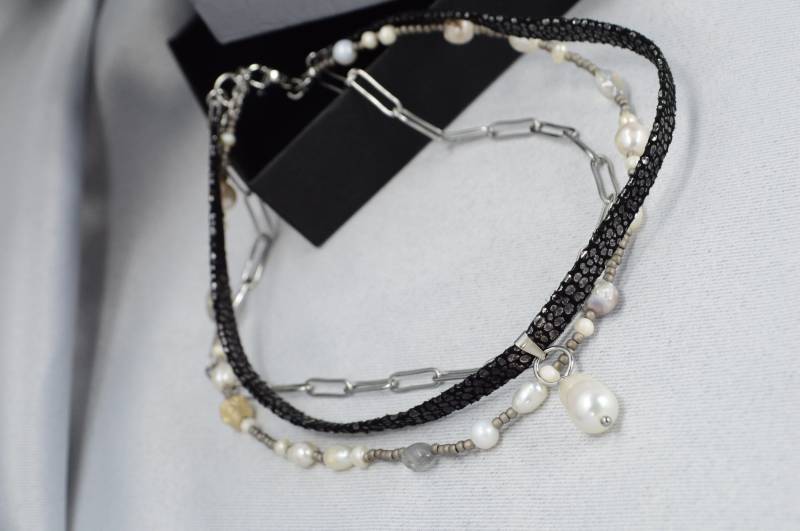 Ladenschließung Bis Zu 40% Rabatt Endet Okt 20 Dreilagige Halskette - Lederband, Edelstahl & Süßwasserperlen, Moderner Boho-Schmuck Ladenschließung Bis Zu 40% Rabatt Endet Okt 20 Dreilagige Halskette - Lederband, Edelstahl & Süßwasserperlen, Moderner Boho-Schmuck von Estibela
