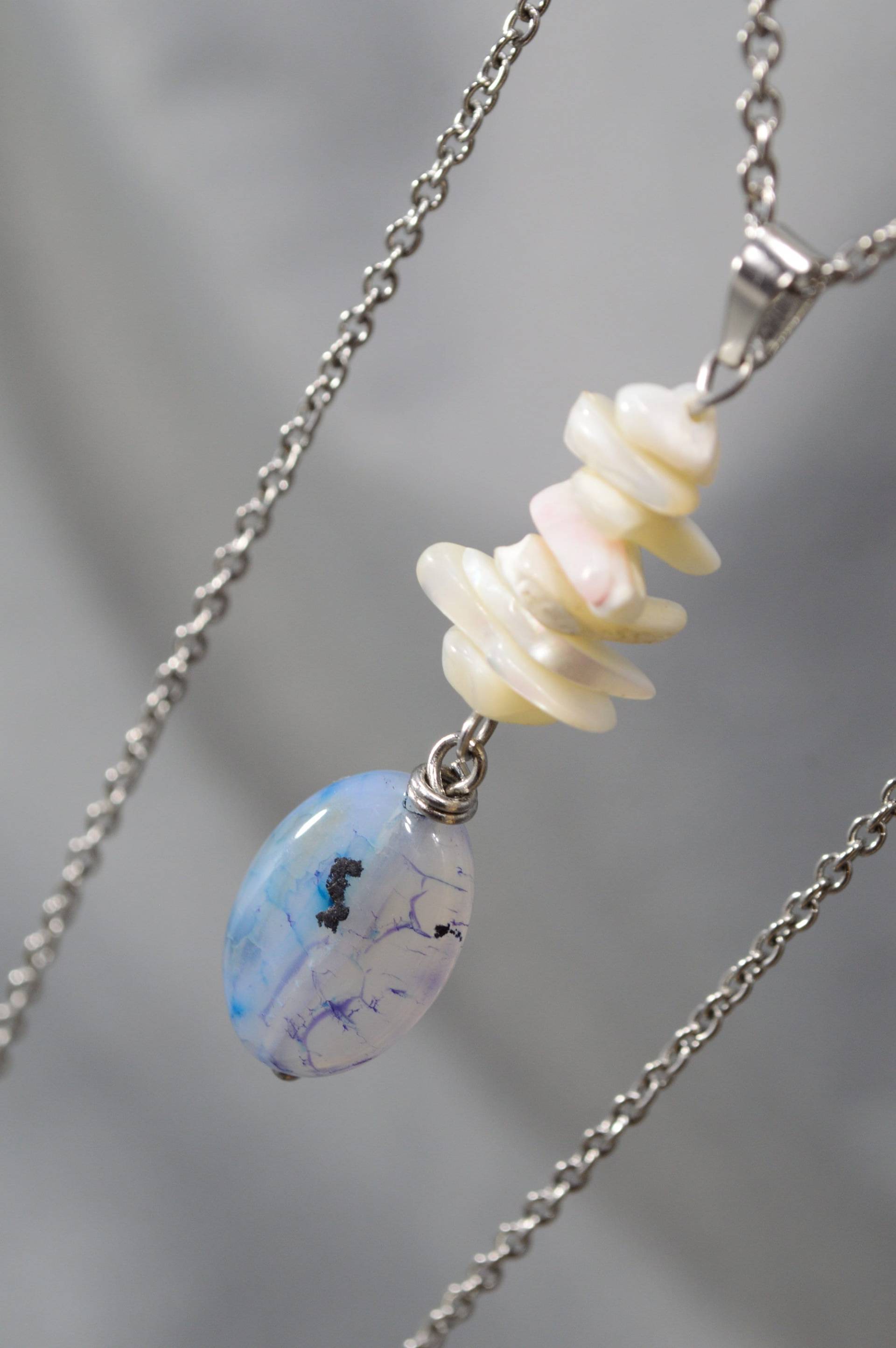 Drachenachat-Edelstahl-Halskette, Lapis Lazuli-Edelstein-Akzente von Estibela