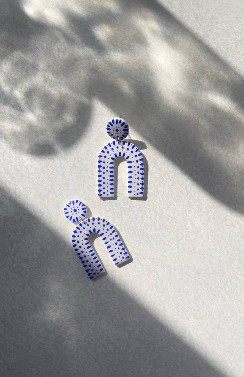 Pendientes Blanco Y Azul Pintados A Mano Verano Vibes Santorini Arco Colgantes Pendientes Únicos Hechos von EstudioKoaShop