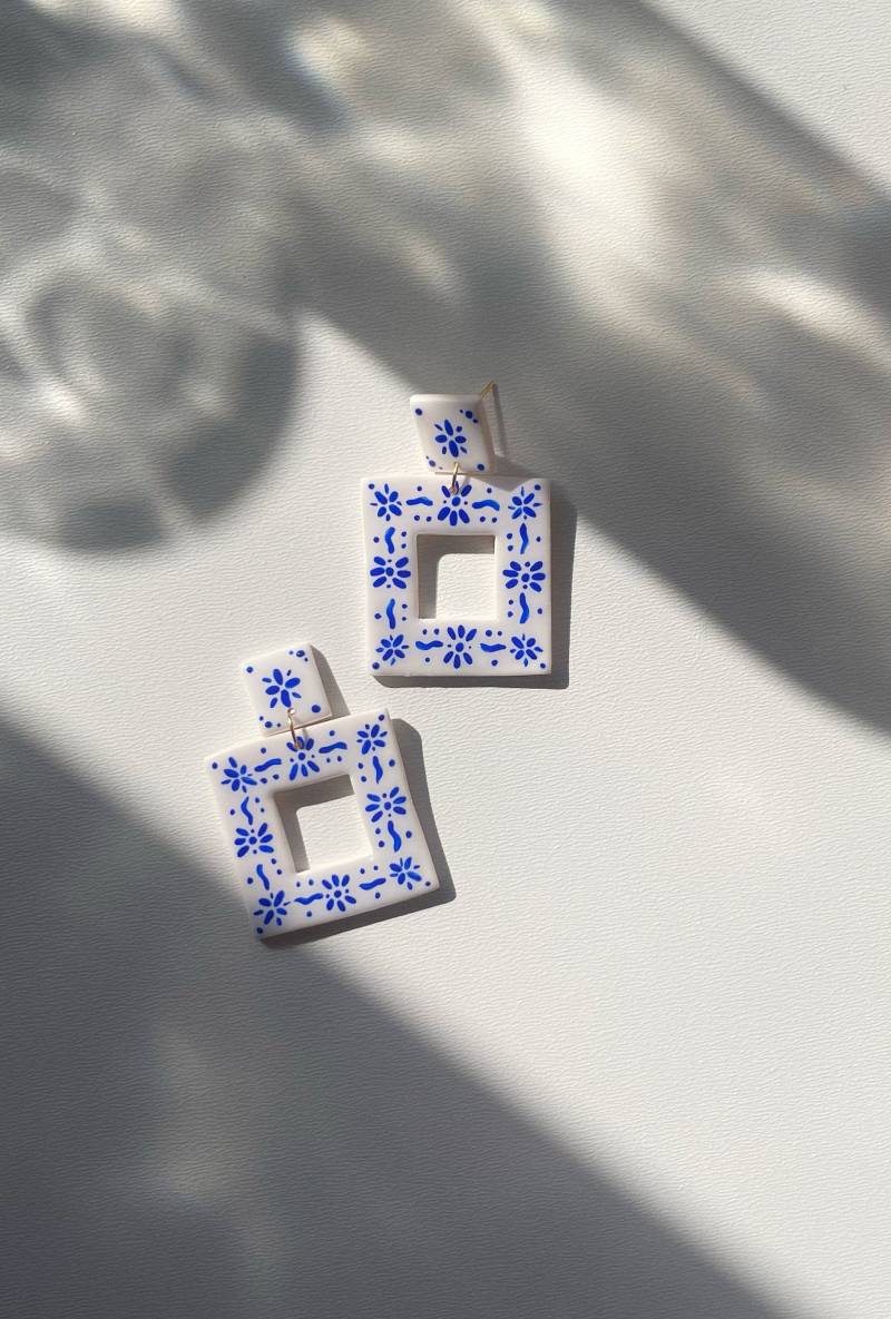 Pendientes Blanco Y Azul Pintados A Mano Verano Vibes Santorini Cuadrado Colgantes Pendientes Únicos Hechos von EstudioKoaShop