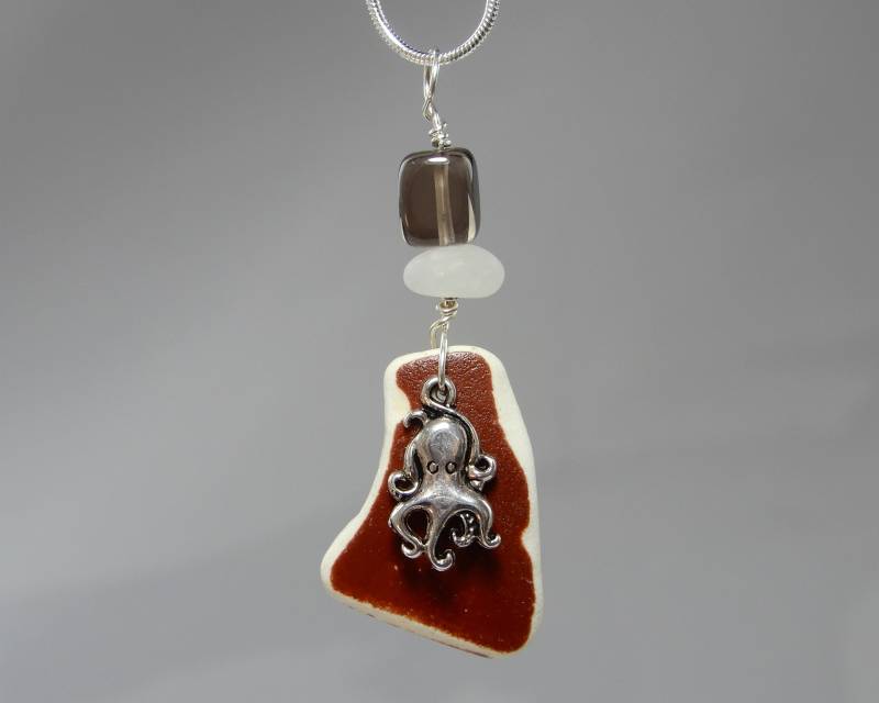 Backstein-Rote Sea-Pottery-Halskette Mit Seeglasperle Und Oktopus-Anhänger von BeachcombingMagazine