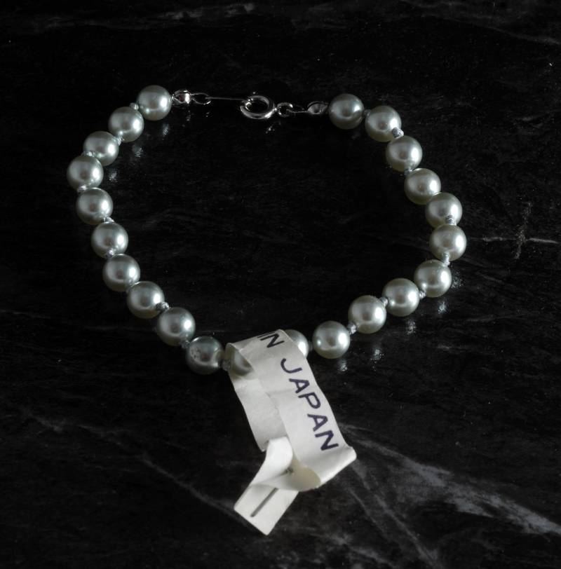 Vintage Damen Armband Grau Silber Pearlized Kunststoff Perlenarmband Made in Japan 17, 8 cm Schmuck von EternalBohemian