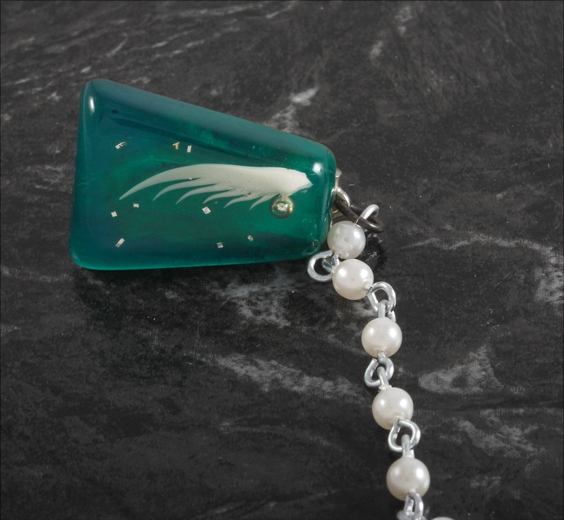 Vintage Pullover Clip Silber Ton Metall Faux Perle Kette Grün Flügel Glitter Modeschmuck Accessoire von EternalBohemian