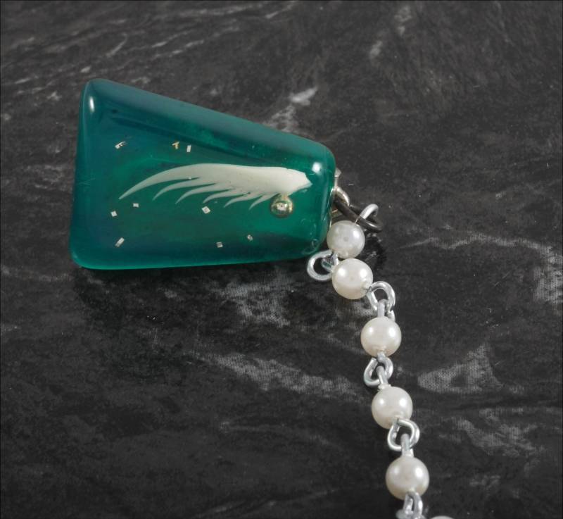 Vintage Pullover Clip Silber Ton Metall Faux Perle Kette Grün Flügel Glitter Modeschmuck Accessoire von EternalBohemian
