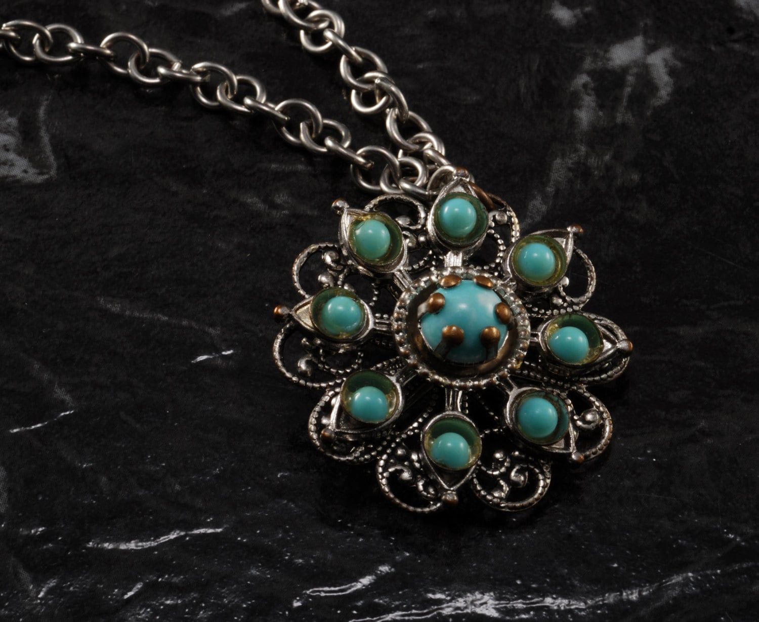 Vintage Pullover Clip Silberfarbenes Metall Doppelkette Blauen Stein Filigrane Enden Schmuck von EternalBohemian