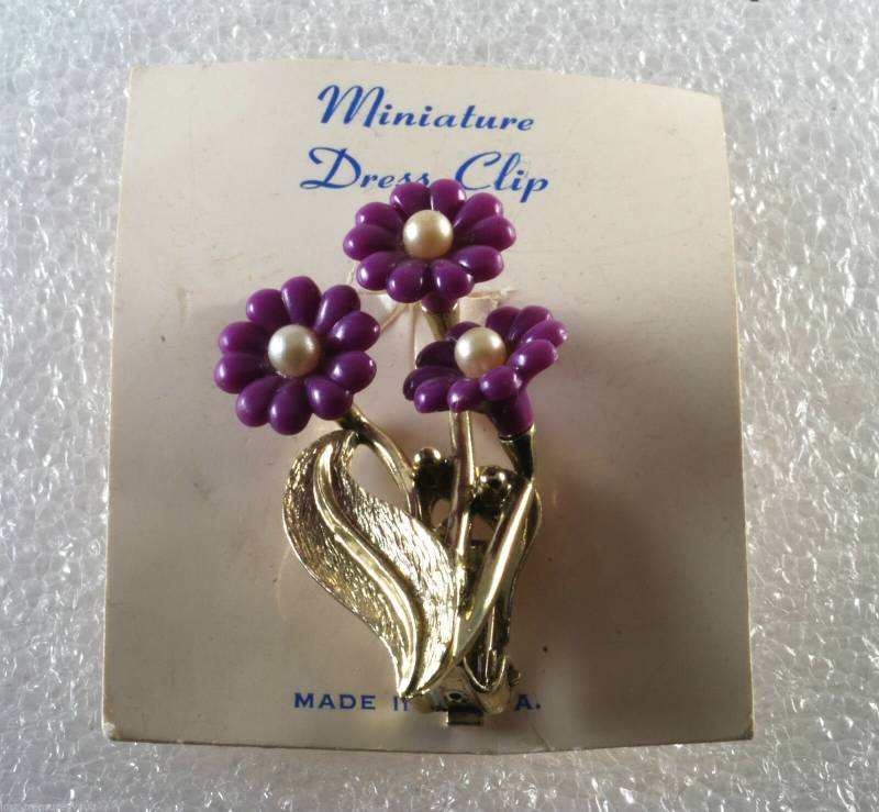 Vintage Purple Flower Dress Clip Gold Tone Metal Faux Pearl von EternalBohemian